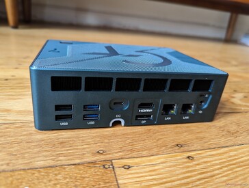 Tył: 2x USB-A 2.0 (480 Mb/s), 2x USB-A 3.2 (10 Gb/s), 2x USB-C 4 z DisplayPort (40 Gb/s), HDMI 2.1, DisplayPort 1.4, 2x RJ-45 2,5 Gb/s, zestaw słuchawkowy 3,5 mm