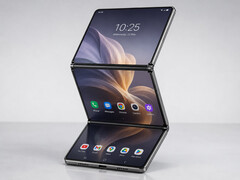Jak mogłaby wyglądać trójdzielna składana komórka firmy Huawei z pionowym układem ekranu.