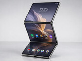 Jak mogłaby wyglądać trójdzielna składana komórka firmy Huawei z pionowym układem ekranu.