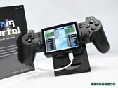 Portal Yoniq posiada wyświetlacz o pochylonym kącie nachylenia oraz elementy sterujące podobne do kontrolera DualShock 2.