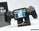Portal Yoniq posiada wyświetlacz o pochylonym kącie nachylenia oraz elementy sterujące podobne do kontrolera DualShock 2.
