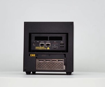 Widok z przodu obudowy ITG Cube z nadrukiem 3D przedstawiający przycisk zasilania, porty USB i kompaktową konstrukcję sześcianu