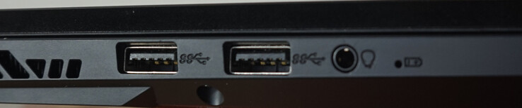 Porty po lewej: 2x USB-A (10 Gbit/s), zestaw słuchawkowy