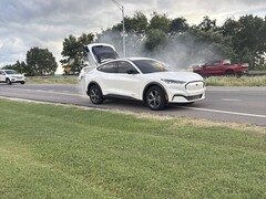 Zdjęcie płonącego Mustanga Mach-E (źródło zdjęcia: Chase Roberts; przycięte)