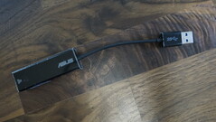 W zestawie znajduje się adapter Ethernet na USB 3.0.