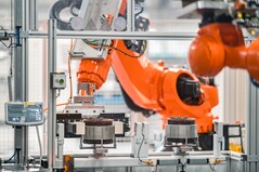W silniku elektrycznym Bosch połączenie wysokiej sprawności, innowacyjnego chłodzenia, zoptymalizowanej technologii uzwojenia i skalowalnej architektury platformy skutkuje wyjątkowo kompaktową konstrukcją.