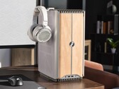 Corsair One i500 ma drewniany front, do wyboru jasny lub ciemny. (Zdjęcie: Corsair)