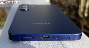Dół: głośnik, USB-C 3.1 Gen 1, mikrofony, dual SIM (źródło obrazu: Manuel Masiero)