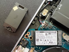 Główny dysk SSD M.2-2242 z dodatkową osłoną