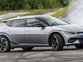 Kia EV6 osiąga dobre wyniki dla Kia, będąc liderem sprzedaży samochodów elektrycznych w październiku 2023 roku. (Źródło zdjęcia: Kia)