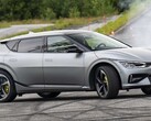 Kia EV6 osiąga dobre wyniki dla Kia, będąc liderem sprzedaży samochodów elektrycznych w październiku 2023 roku. (Źródło zdjęcia: Kia)