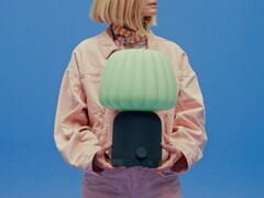 Lampa z głośnikiem Bluetooth Kulglass łączy głośnik i lampę w jednym. (Źródło zdjęcia: IKEA)