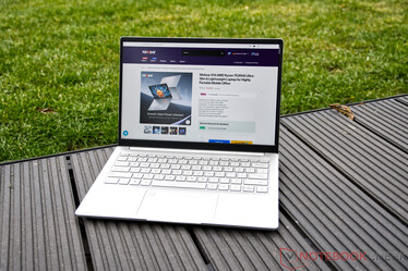 Ninkear S14 na zewnątrz (zachmurzone niebo)