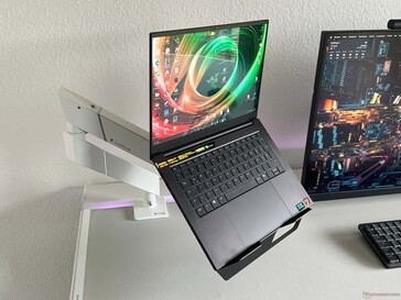 Maksymalna waga laptopa wynosi 6 kg, dzięki czemu mogą Państwo korzystać również z większych urządzeń.