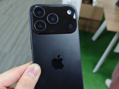 Atrapa iPhone&#039;a 17 Pro zawiera kilka poprawek konstrukcyjnych w stosunku do obecnego modelu Apple. (Źródło zdjęcia: Majin Bu)