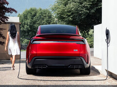 Model Y Performance ładowany za pomocą domowej ładowarki Tesla Wall Connector. (Źródło zdjęcia: Tesla)
