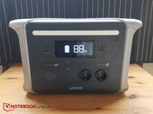 Powerstation Anker 757 i panel słoneczny Anker 625 w rękach: Samodzielny system do pracy w podróży