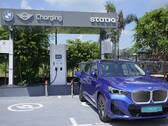 Elektryczne BMW na publicznej stacji ładowania w Indiach (źródło zdjęcia: BMW)