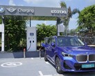 Elektryczne BMW na publicznej stacji ładowania w Indiach (źródło zdjęcia: BMW)