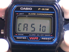 Casio A158WA (który współdzieli moduł Casio F-91W) może wyświetlać &quot;Casio&quot; na wyświetlaczu, podobnie jak nowszy W-217H. (Źródło obrazu: Wikipedia)