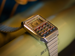 Casio CA-500WEBF (na zdjęciu) jest wyposażony w mnóstwo elementów konstrukcyjnych zapożyczonych z kultowego filmu Powrót do przyszłości. (Źródło zdjęcia: Casio)