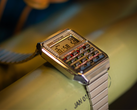 Nowy zegarek kolaboracyjny Casio CA-500WEBF-1A "Powrót do przyszłości" (na zdjęciu) ma z przodu tablicę rejestracyjną "OUTATIME". (Źródło zdjęcia: Casio)