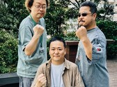 Byli szefowie zespołu deweloperskiego gry „Tekken”, Yonemori Ikeda i Harada, podnoszą pięści do zdjęcia