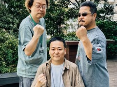 Byli szefowie zespołu deweloperskiego gry „Tekken”, Yonemori Ikeda i Harada, podnoszą pięści do zdjęcia
