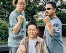 Byli szefowie zespołu deweloperskiego gry „Tekken”, Yonemori Ikeda i Harada, podnoszą pięści do zdjęcia