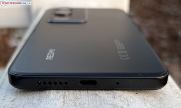 Dół: głośnik, port USB-C i mikrofon