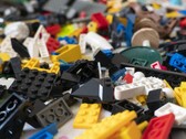 Obraz przedstawiający klocki LEGO rozsypane na podłodze (źródło obrazu: nikitozawr - Pixabay)