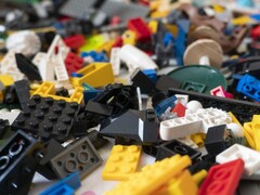 Obraz przedstawiający klocki LEGO rozsypane na podłodze (źródło obrazu: nikitozawr - Pixabay)