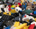 Obraz przedstawiający klocki LEGO rozsypane na podłodze (źródło obrazu: nikitozawr - Pixabay)