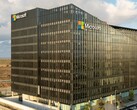 Widok z lotu ptaka na budynek biurowy firmy Microsoft.