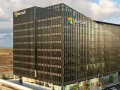 Widok z lotu ptaka na budynek biurowy firmy Microsoft.