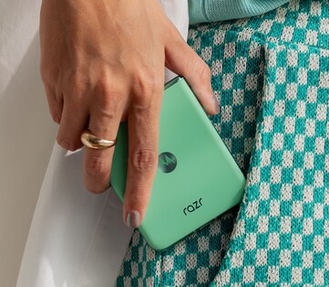 Motorola Razr w kolorze Pantone Spring Bud. (Źródło zdjęcia: Motorola)