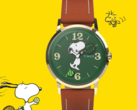 Model Peanuts x Timex Marlin Hand-Wound posiada zieloną tarczę oraz zabawne wskazówki nawiązujące do tenisa