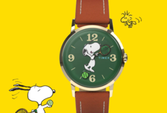 Model Peanuts x Timex Marlin Hand-Wound posiada zieloną tarczę oraz zabawne wskazówki nawiązujące do tenisa