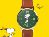 Model Peanuts x Timex Marlin Hand-Wound posiada zieloną tarczę oraz zabawne wskazówki nawiązujące do tenisa