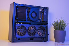 NUC 13 Extreme jest prawie tak duży jak system mini ATX. 