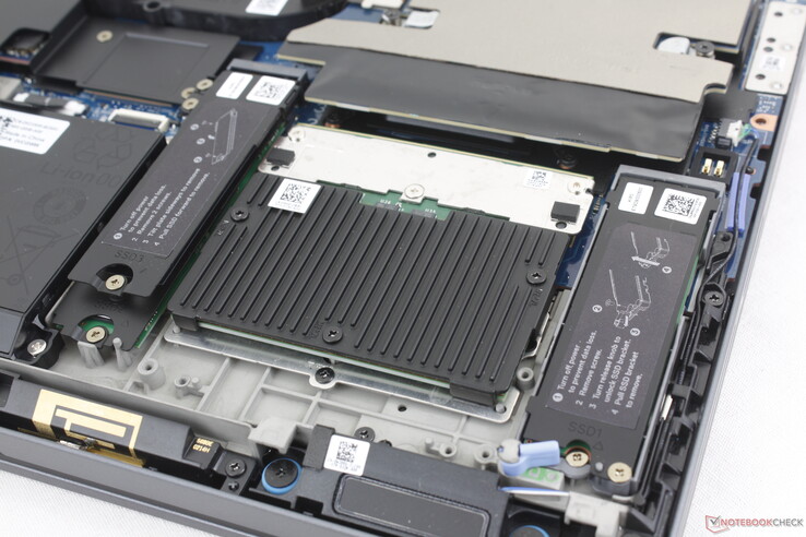 Dwa gniazda M.2 2280 SSD znajdują się obok modułu CAMM2