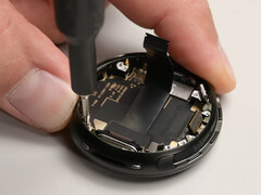 Pixel Watch 4 otrzymuje 9 na 10 punktów za możliwość naprawy. Na zdjęciu: wnętrze smartwatcha. (Źródło zdjęcia: iFixit)