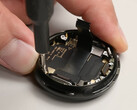 Pixel Watch 4 otrzymuje 9 na 10 punktów za możliwość naprawy. Na zdjęciu: wnętrze smartwatcha. (Źródło zdjęcia: iFixit)
