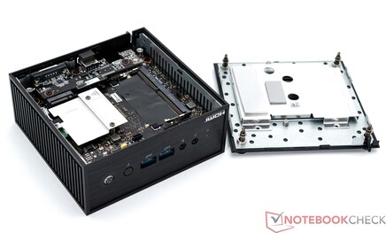 Asus ExpertCenter PN42 ze zdjętą płytą dolną