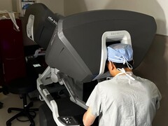 Pierwszy w USA zrobotyzowany przeszczep serca pokazuje nową granicę chirurgii. Na zdjęciu: Dr Kenneth Liao używający tego samego robota chirurgicznego, którego użyto do operacji (źródło zdjęcia: BCM)