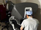 Pierwszy w USA zrobotyzowany przeszczep serca pokazuje nową granicę chirurgii. Na zdjęciu: Dr Kenneth Liao używający tego samego robota chirurgicznego, którego użyto do operacji (źródło zdjęcia: BCM)
