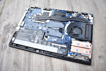 Lenovo ThinkPad P15v G3: widok w środku