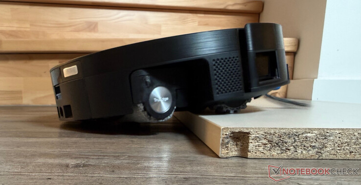 Ecovacs Deebot X11 OmniCyclone wspinający się na stopień o wysokości 2,4 cm
