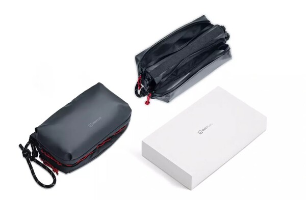 Torba OnePlus Crossbody Bag ma wiele przegródek. (Źródło zdjęcia: OnePlus)