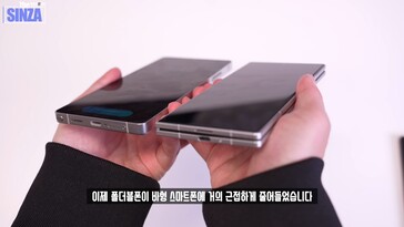 Samsung Galaxy Z Fold 7 vs. Galaxy S25 Ultra. (Źródło obrazu: TheSinza, Youtube)